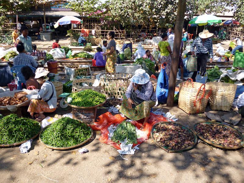 Burma III-018-Seib-2014.jpg - Market at a train station (Photo by Roland Seib)